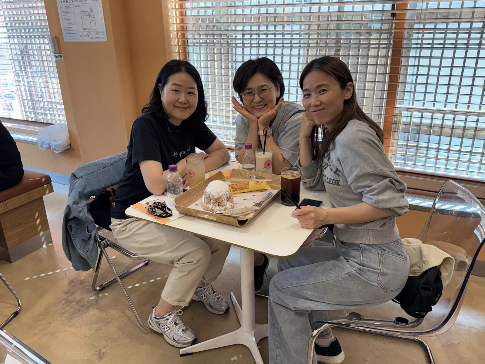 카페에서 함께 웃는 세 사람