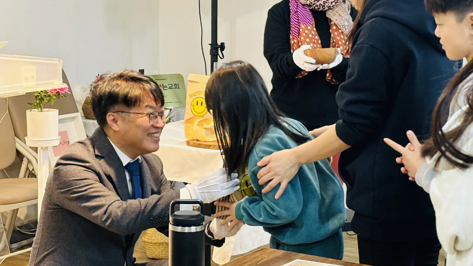 어른과 아이가 함께 웃는 모습