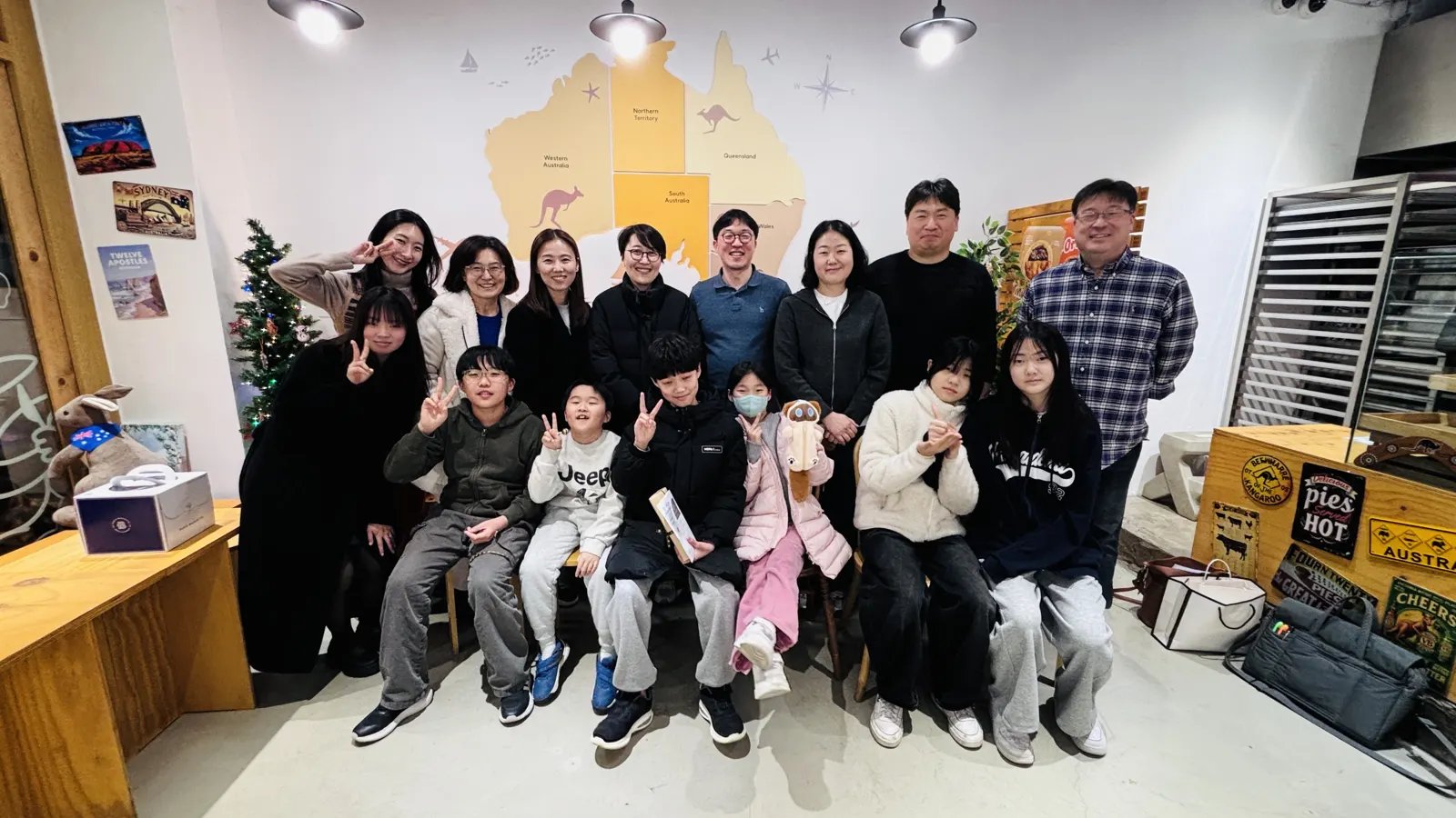 함께 모여 사진을 찍은 하늘누리교회 공동체